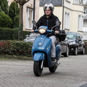 Zufriedener Kunde eines Kumpan electric E-Rollers